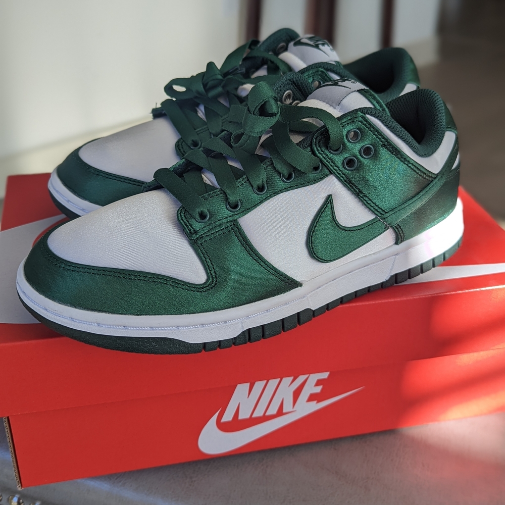 Nike Women's Green and White Dunks Size 6 - Brand New Never Worn